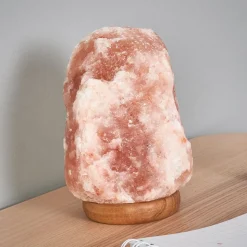 ROCK saltlampe spreder hyggeligt lys
