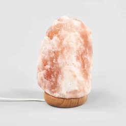 ROCK saltlampe spreder hyggeligt lys