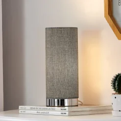 Ronja grå bordlampe med kromfod