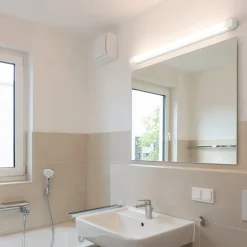 RZB Baleva LED-væglampe IP44 bredde 90 cm 15W