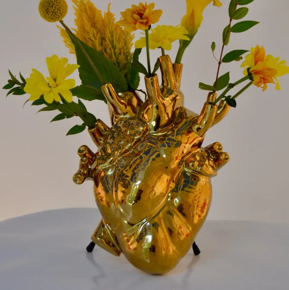 SELETTI Love in Bloom-vase, guldfarvet, hjerteformet, porcelæn