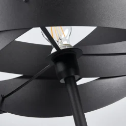 Slående designet standerlampe Tornado