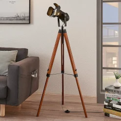 Trægulvlampe Hilma med trebenet stel