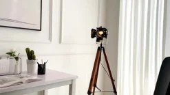 Trægulvlampe Hilma med trebenet stel