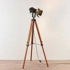 Trægulvlampe Hilma med trebenet stel