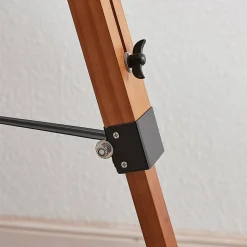 Trægulvlampe Hilma med trebenet stel