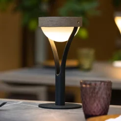 Tyble LED solcellebordlampe, sort/teak, 2.700 K, 200 lm