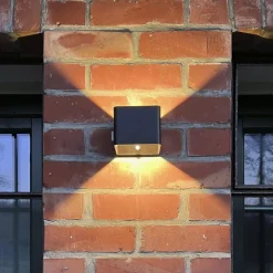 Udendørs væglampe Iseo, sort, bredde 10 cm, sensor