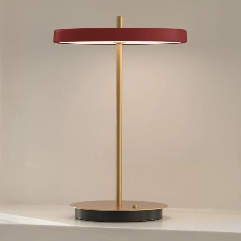 UMAGE LED-batteridrevet bordlampe Asteria Move rubinrød/messing 31 cm