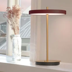 UMAGE LED-batteridrevet bordlampe Asteria Move rubinrød/messing 31 cm