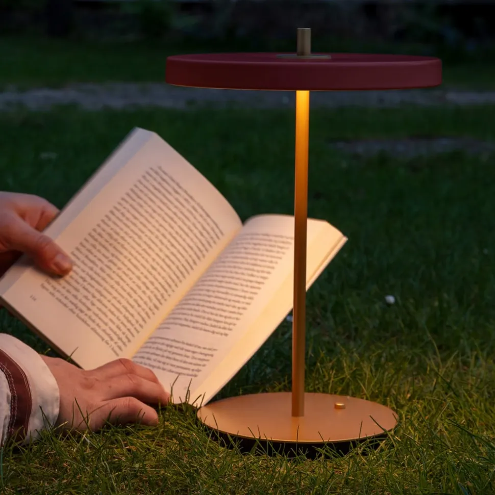 UMAGE LED-batteridrevet bordlampe Asteria Move rubinrød/messing 31 cm