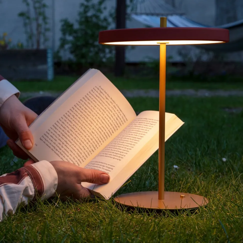 UMAGE LED-batteridrevet bordlampe Asteria Move rubinrød/messing 31 cm
