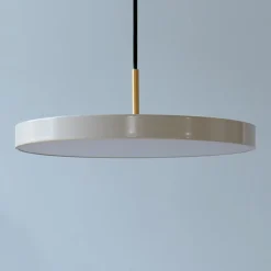 UMAGE LED-hængelampe Asteria Mini, perlehvid/messing, Ø 31 cm