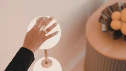 UMAGE LED-hængelampe Audrey, messingfarvet, 2 lyskilder Ø 12 cm