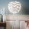 UMAGE Silvia medium gulvlampe, tre ben, hvid