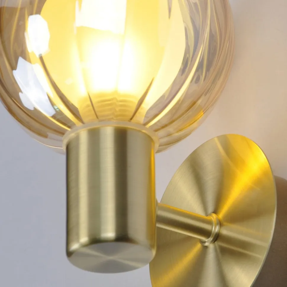 Væglampe til badeværelset Lumisphere, creme-/messingfarvet, højde 12 cm